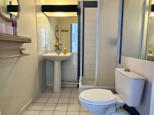 Kúpeľňa v ubytovaní Superbe Duplex 4 Pièces avec Terrasse et Parking à 150m de la Mer - FR-1-225-776 + 11 fotografií