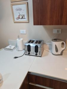 a kitchen counter with a toaster on a counter top at Excelente departamento en Las Condes in Santiago