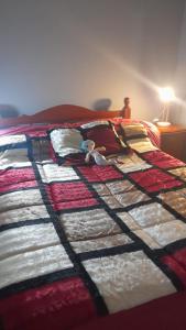ein Bett mit einer bunten Decke darüber in der Unterkunft ANELEY Casa De Vacaciones in La Merced