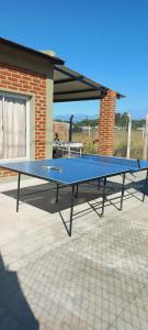 un grande tavolo da ping pong blu su un patio di ANELEY Casa De Vacaciones a La Merced