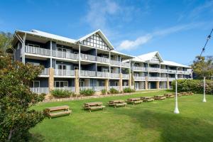 un grand bâtiment avec bancs devant lui dans l'établissement Seashells Yallingup, à Yallingup