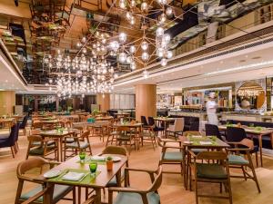 ذا بورتمان ريتز-كارلتون شنغهاي في شانغهاي: مطعم بطاولات وكراسي وبار