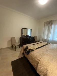 een slaapkamer met een bed, een dressoir en een spiegel bij Amazing Apartment in Center tetouan in Tetouan
