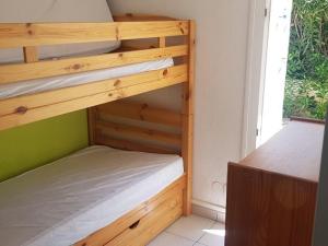 dwa łóżka piętrowe w pokoju z oknem w obiekcie Pavillon à Valras-Plage avec Piscine, à 250m de la Plage, pour 6 Personnes - FR-1-701-58 w mieście Valras-Plage