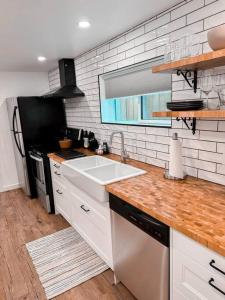 - une cuisine avec un évier et un comptoir dans l'établissement The Victoria Suite in Elora- King Bed, à Elora
