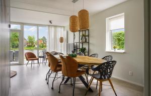 comedor con mesa de madera y sillas en Beautiful Home In Vlagtwedde With House Sea View, en Vlagtwedde