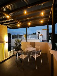 d'une terrasse avec une table et des chaises sur un balcon. dans l'établissement Serenity Home near Ayala Malls Serin, à Tagaytay