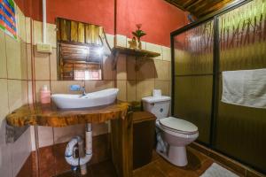 a bathroom with a sink and a toilet at Canto del Tucán Lodge and Farm in Golfito