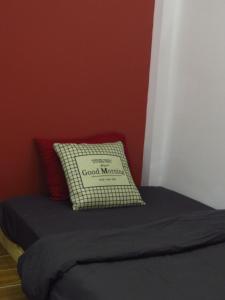een bed met een kussen erop bij HO GIA AN Home - Double Room in Can Tho