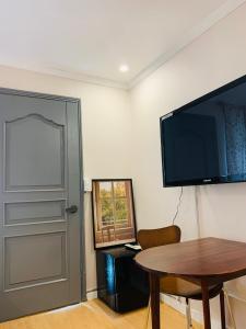 SSH LK Hostelにあるテレビまたはエンターテインメントセンター