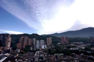 vistas a una ciudad con edificios y montañas en Apartamento Medellin-sabaneta a cuadra del metro, en Sabaneta