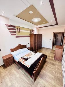 Rúm í herbergi á Abraj Dubai Larache