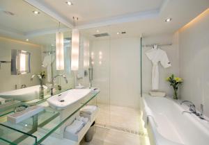 y baño con bañera, lavamanos y bañera. en Le Meridien Gurgaon, Delhi NCR en Gurgaon