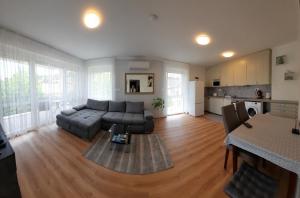 Kuchyň nebo kuchyňský kout v ubytování Gizella Apartman