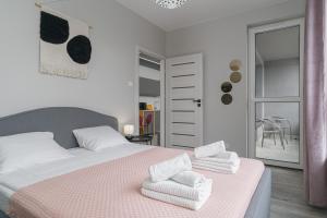 sypialnia z łóżkiem z dwoma ręcznikami w obiekcie CITYSTAY Przędzalniana Apartament z klimatyzacją w Łodzi
