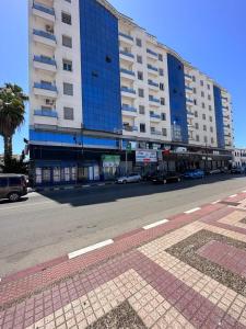 un grande edificio sul lato di una strada cittadina di Abraj Dubai Larache a Larache