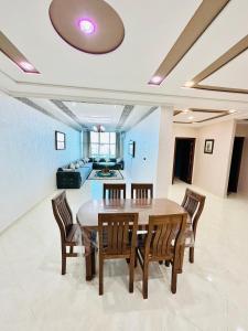 - une salle à manger avec une table et des chaises dans l'établissement Abraj Dubai Larache, à Larache