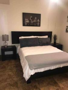 1 dormitorio con 1 cama grande y 2 mesitas de noche en Loft A cerca zona dorada, en Mexicali