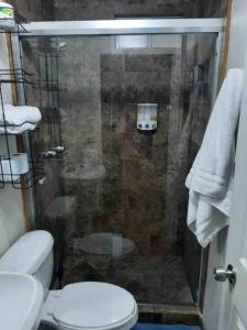 een badkamer met een douche, toilet en wastafel bij Loft A cerca zona dorada in Mexicali +7 foto's