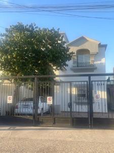 una puerta frente a un edificio con un árbol en Loft A cerca zona dorada, en Mexicali