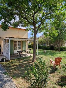 une maison avec une table de pique-nique et un arbre dans l'établissement Bienvenue chez Stéphane et Marina, à Gallargues-le-Montueux