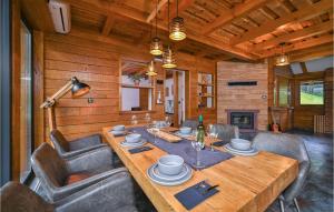 - une salle à manger avec une table et des chaises en bois dans l'établissement Stunning Home In Vitesinec With Kitchen, 