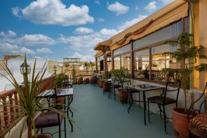 - un balcon d'un restaurant avec des tables et des chaises dans l'établissement Riad Tarab Fes, à Fès