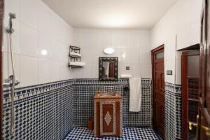 La salle de bains est pourvue de carrelage bleu et blanc. dans l'établissement Riad Tarab Fes, à Fès