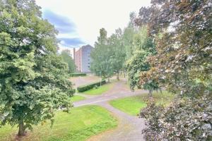 una vista sul tetto di un parco alberato e di un sentiero di Beautiful 2 bedroom & Free parking a Turku