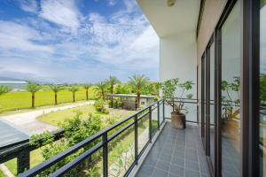 Rõdu või terrass majutusasutuses Jiaoxi 320 B&B