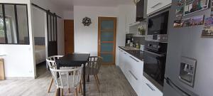 eine Küche mit Tisch und Stühlen in einem Zimmer in der Unterkunft Studio 1 Cabana de pe Stanca in Colibiţa