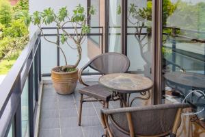 Rõdu või terrass majutusasutuses Jiaoxi 320 B&B
