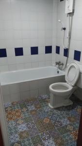 e bagno con servizi igienici e vasca. di MP Inn a Saraburi