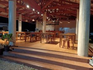 Εστιατόριο ή άλλο μέρος για φαγητό στο Beachfront Mansion and Seascape Villas Calatagan with Outdoor Pool
