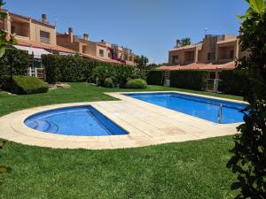 a swimming pool in the yard of a house at Casa Felicitas in Miami Platja