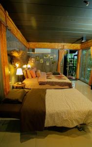 a bedroom with two beds in a room at Lodge Phang nga boutique in Ban Khaek