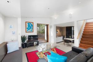 uma sala de estar com um sofá e uma mesa em Kangarilla em Emerald Beach