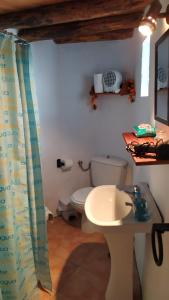 リナレス・デ・ラ・シエラにあるMONTEPERDIDOのバスルーム(白いトイレ、シンク付)