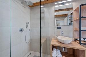 La salle de bains est pourvue d'une douche et d'un lavabo. dans l'établissement Villa Green Garden, à Hreljin