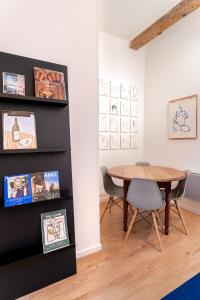 - une salle à manger avec une table et des chaises dans l'établissement L'Atelier d'Artiste - refuge bohème et créatif, à Toulon