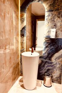 Et badeværelse på FIFTY5 Suite Hotel