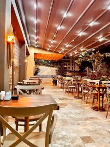 En restaurant eller et andet spisested på FIFTY5 Suite Hotel