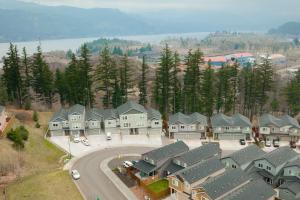 - une vue aérienne sur un quartier résidentiel avec des maisons dans l'établissement Windsong Wander, à Cascade Locks