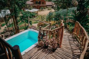 eine Holzterrasse mit einem Tauchbecken im Garten in der Unterkunft Mayana By Blue Space in Banlot