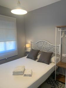 a bedroom with a bed with two towels on it at Home SEA&DREAMS OldTown V in Calpe