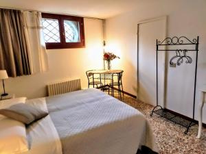 Posteľ alebo postele v izbe v ubytovaní Venice and Venice Apartments - private rooms in shared apartment