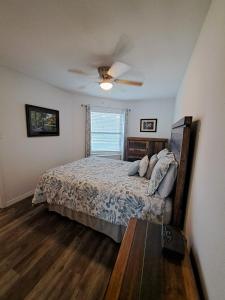 a bedroom with a bed and a ceiling fan at Grandmas River Haus RRC A108 in New Braunfels