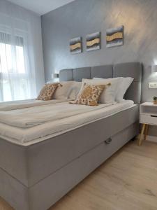 Een bed of bedden in een kamer bij Villa Crystal Aenona