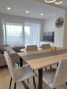 TV a/nebo společenská místnost v ubytování Luxury beachfront Villa Crystal Aenona - by TA Leut Agency