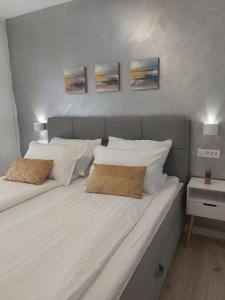 Postel nebo postele na pokoji v ubytování Luxury beachfront Villa Crystal Aenona - by TA Leut Agency